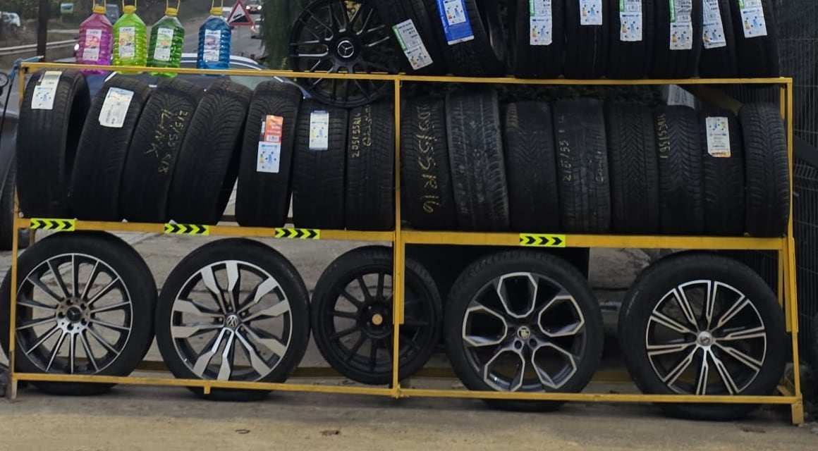 Стеллажи с шинами и литыми дисками у шиномонтажа RollFast в Буюканах, Кишинёв